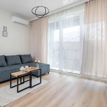 Air-conditioned With A Balcony In The Centre By Renters