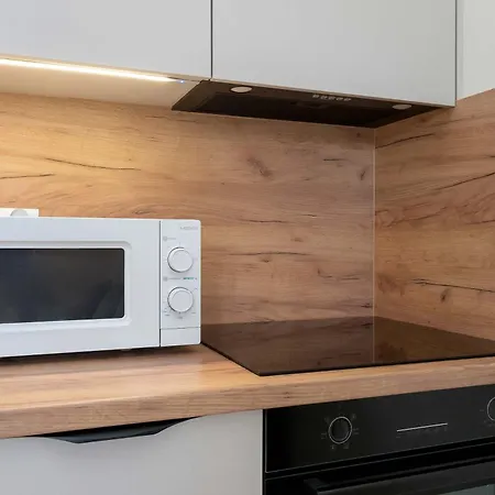 Air-conditioned With A Balcony In The Centre By Renters Appartamento