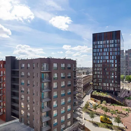 Air-conditioned With A Balcony In The Centre By Renters