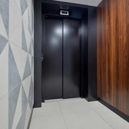 Air-conditioned With A Balcony In The Centre By Renters Appartamento